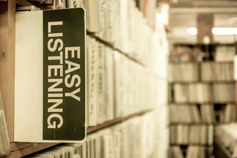 Image d'un magasin de vinyles avec une pancarte sur laquelle est mentionné "Easy Listening"