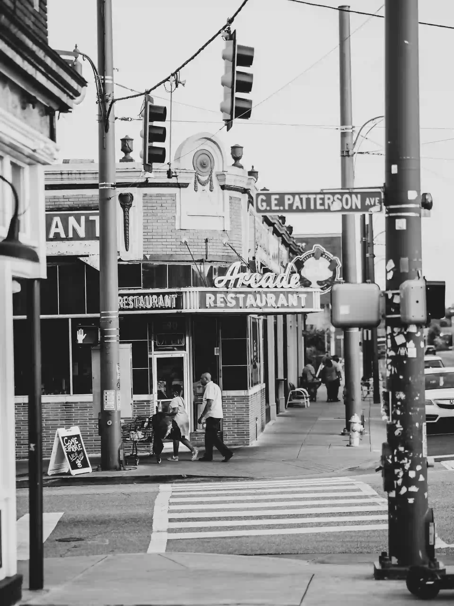 Photo des rues de la ville de Memphis, avec le restaurant Arcade en fond.