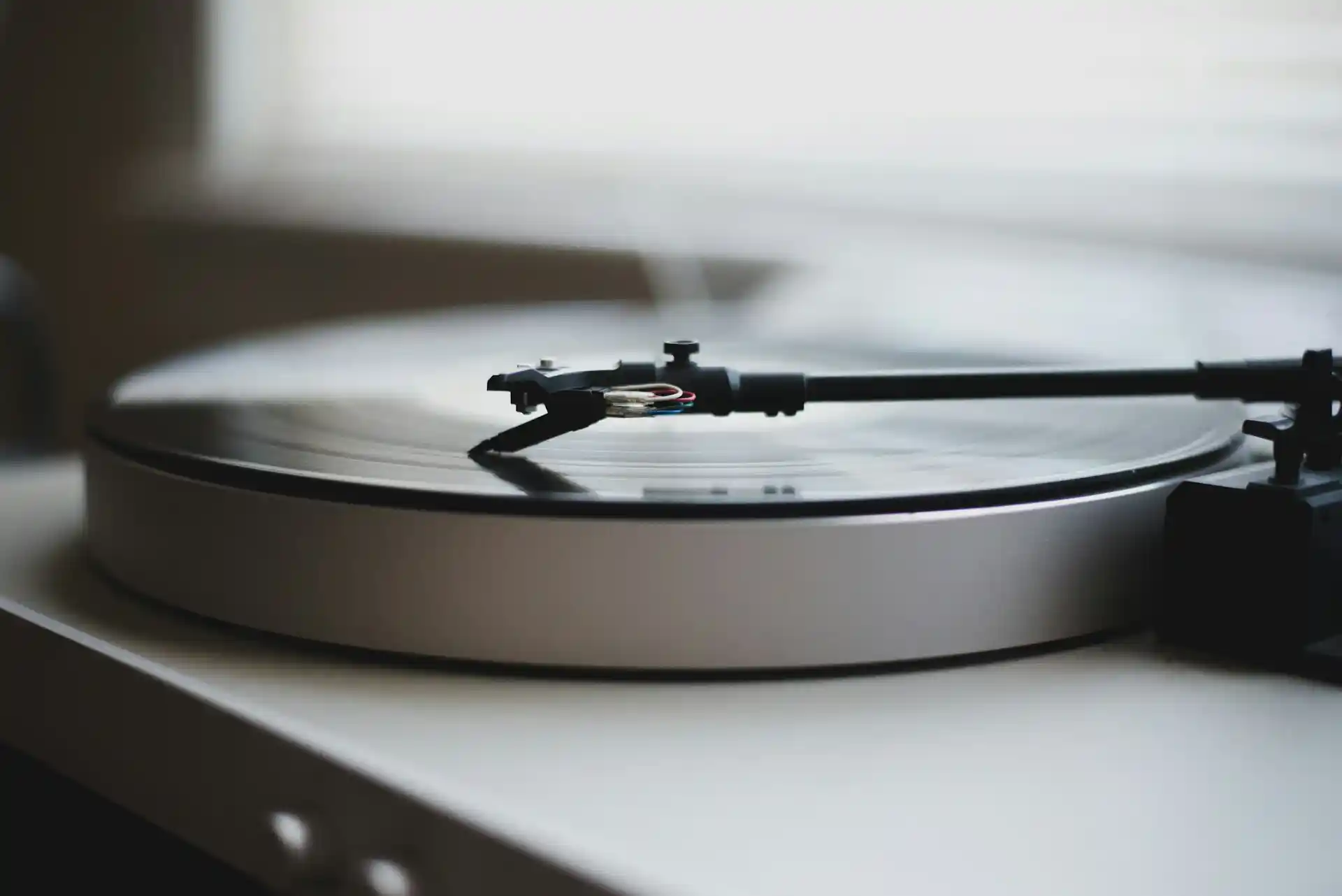 Platine vinyle vue de près. Ambiance feutrée.