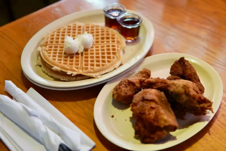Assiettes contenant des "Chicken Waffles", une spécialité de la Soul Food américaine, avec du miel et de la glace vanille.