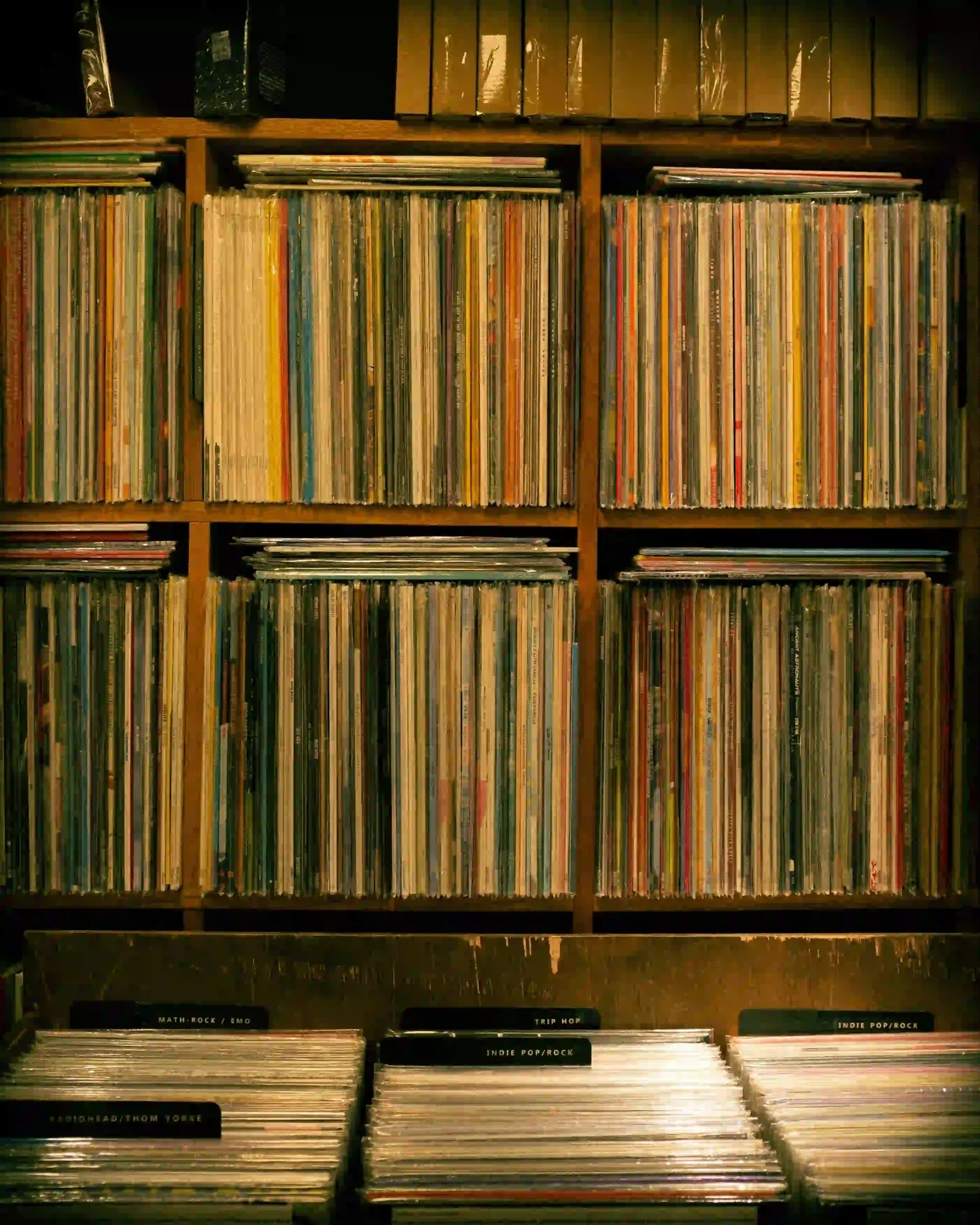 Collection de vinyles chez un disquaire.